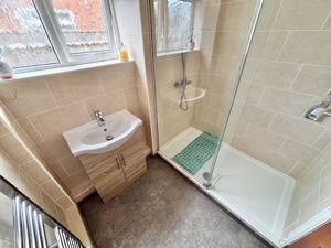 Shower room- click for photo gallery